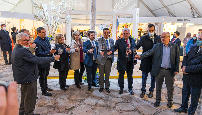Vega destaca el valor económico de la apicultura durante la inauguración de la XLI Feria de Pastrana