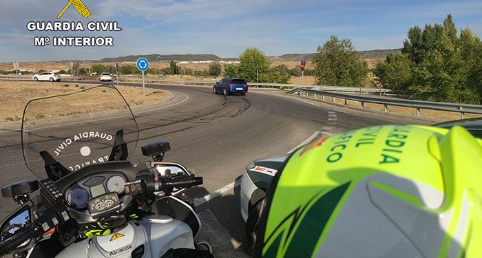 Usurpó la identidad de un antiguo compañero de trabajo y pasó del reglamento de circulación: La Guardia Civil de Guadalajara lo ha detenido