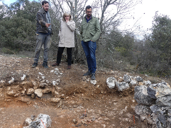 La subdelegada del Gobierno visita en Jadraque la excavación arqueológica del campo de prisioneros de la Casa del Guarda