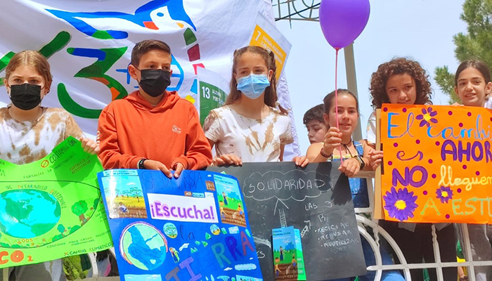 La XXIII Marcha Solidaria de Maristas llena la calle Mayor y el centro de Guadalajara en favor de la solidaridad, la acción por el clima y la energía asequible