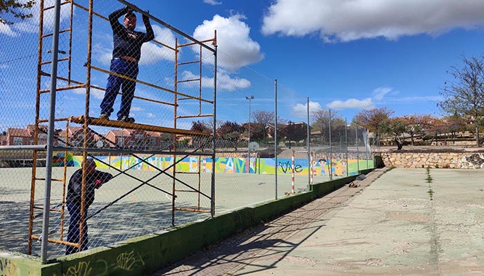 Renovado el vallado de las pistas deportivas del Parque de La Senda de Cabanillas