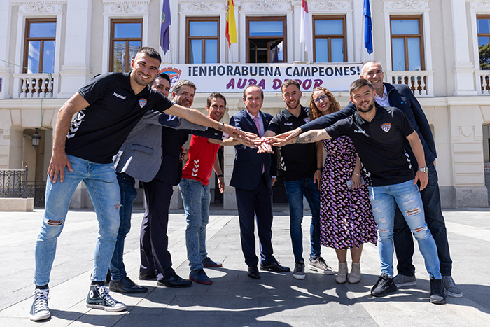 Rojo recibe en el Ayuntamiento a representantes del CD Guadalajara, días antes de la “gran celebración” del ascenso