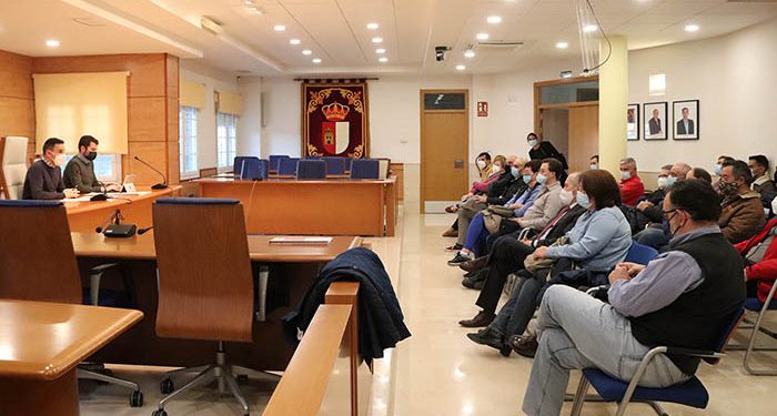 Salinas pide «confianza» en el Ayuntamiento a los vecinos afectados por el parque solar «Centauro»