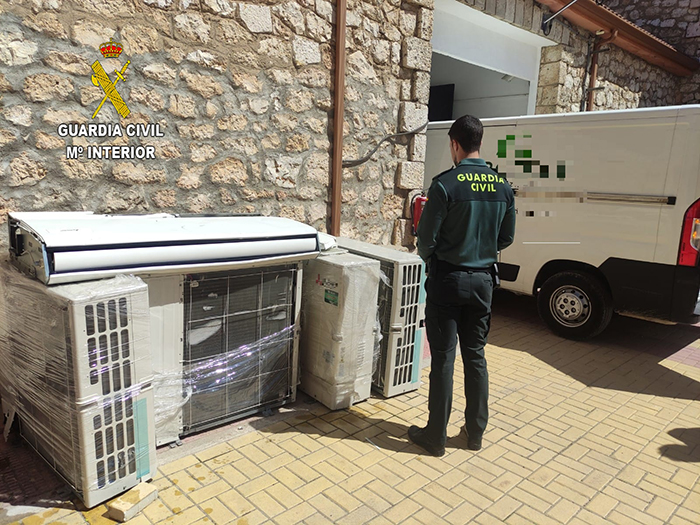 La Guardia Civil detiene a dos personas en Torija por robar varios equipos de aire acondicionado de una empresa
