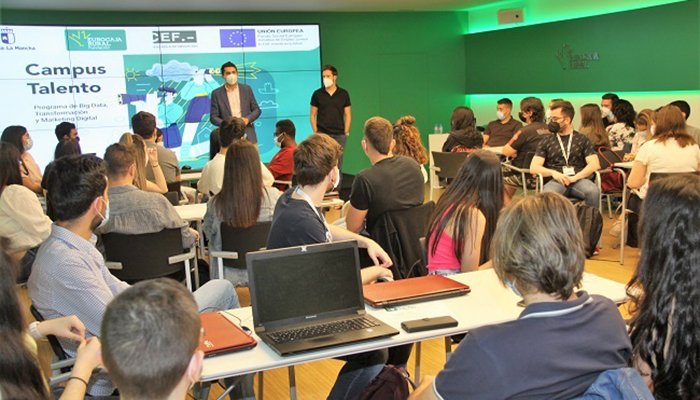 Los alumnos del programa 'Campus Talento' de Fundación Eurocaja Rural aprenden cómo planificar campañas de publicidad