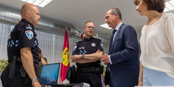 Rojo inaugura una oficina de atención ciudadana permanente de la Policía Local en el barrio de Los Manantiales