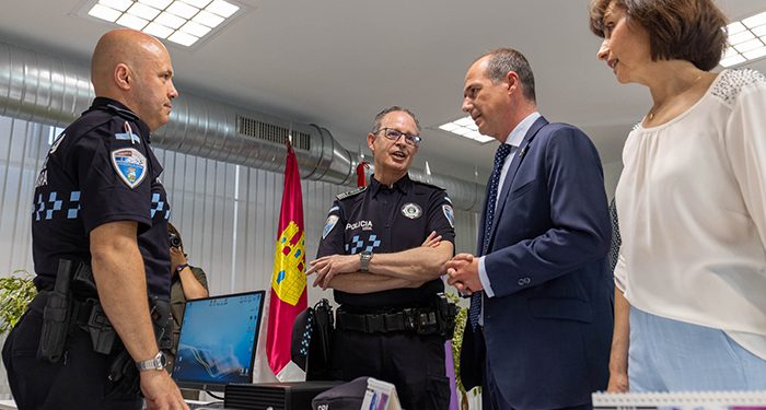 Rojo inaugura una oficina de atención ciudadana permanente de la Policía Local en el barrio de Los Manantiales Rojo inaugura una oficina de atención ciudadana permanente de la Policía Local en el barrio de Los Manantiales