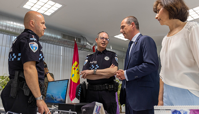 Rojo inaugura una oficina de atención ciudadana permanente de la Policía Local en el barrio de Los Manantiales