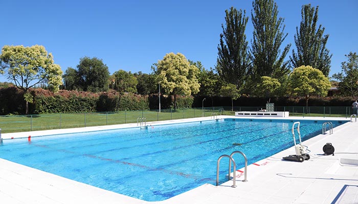 Culminan los trabajos de instalación de un nuevo sistema de depuración en la piscina municipal de Cabanillas, que abrirá el 1 de julio