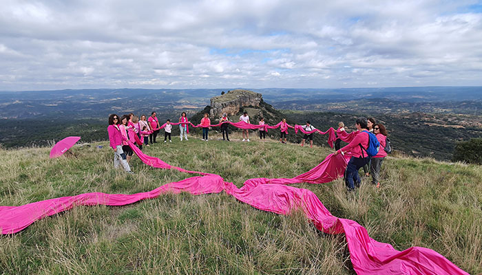 La escultura simbólica ‘Lazo rosa, Tetas de Viana por la Vida’ quedará inaugurada este sábado a los pies de los cerros gemelos
