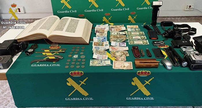 La Guardia Civil detiene a dos personas por robo en una vivienda en Cabanillas del Campo: se habían llevado un ejemplar facsímil de la biblia de Gutenberg