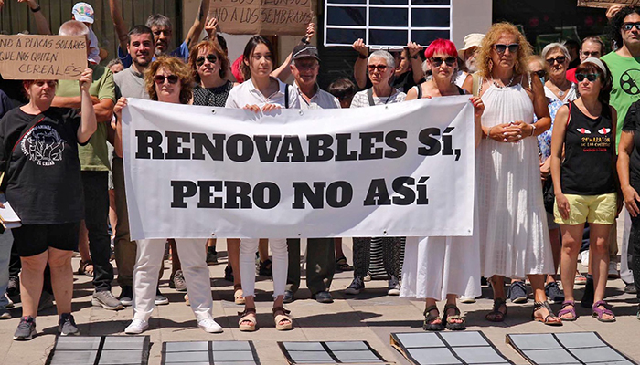 Más de cien personas se concentran en Guadalajara contra los polígonos eólicos y fotovoltaicos a gran escala