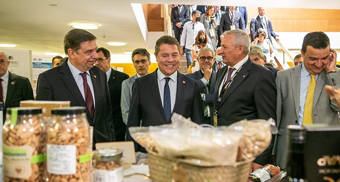 Page anhela que el “espíritu cooperativista” se extienda a la política nacional