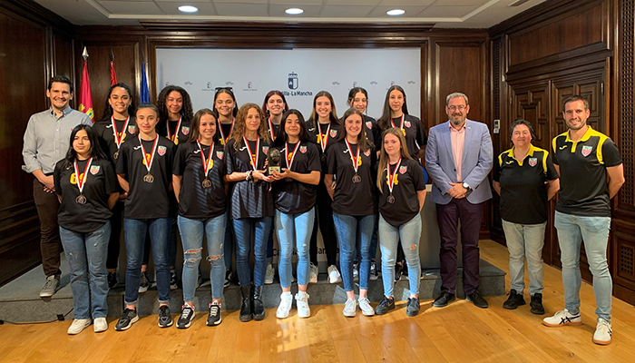 Robles recibe a los equipos alevín masculino de voleibol y junior femenino de baloncesto del Club Deportivo Salesianos tras ganar el campeonato regional