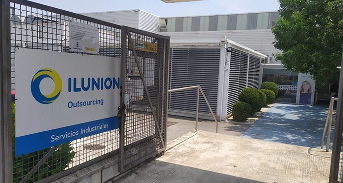 Ilunion suspende este jueves y el viernes el turno de tarde en la nave de Cabanillas del Campo donde tiene a cien personas con discapacidad trabajando a 37º o más