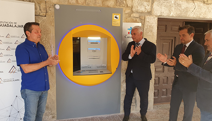 Vega inaugura en Galve de Sorbe el primer cajero automático del contrato entre Diputación y CaixaBank