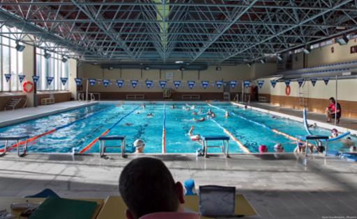 El Ayuntamiento restituye formalmente el nombre de ‘Sonia Reyes’ a la piscina cubierta del complejo Fuente de la Niña