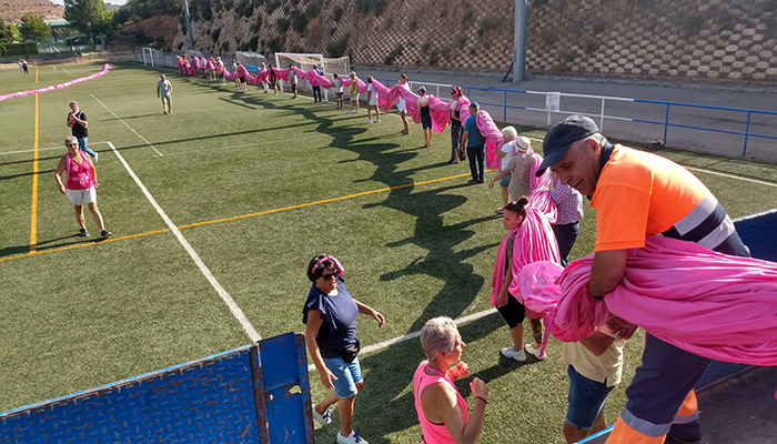 Intento de Récord Guinness al lazo rosa más grande del mundo contra el cáncer de mama en las montañas ‘Tetas de Viana’