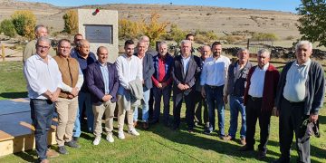 José Luis Vega inaugura un monolito como recuerdo y homenaje a Narciso Arranz en Cantalojas