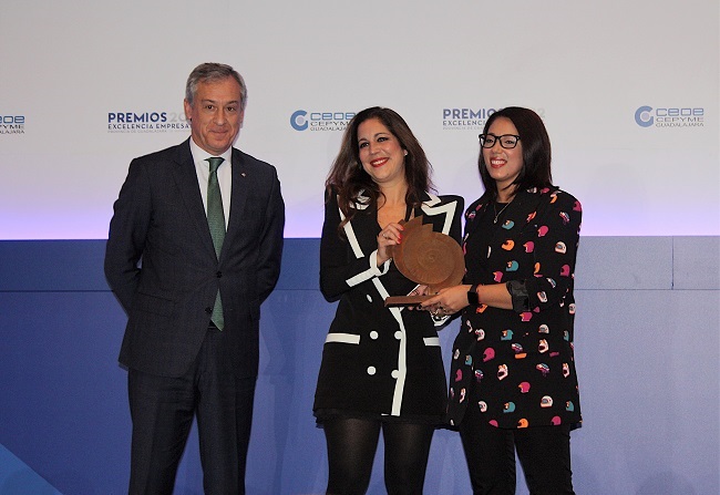 Eurocaja Rural entrega el premio 'Establecimiento Comercial' en los galardones 'Excelencia Empresarial 2022' de CEOE-Cepyme Guadalajara