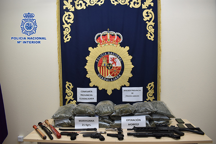 La Policía Nacional interviene en Guadalajara 21 kilogramos de cogollos de marihuana y numerosas armas simuladas
