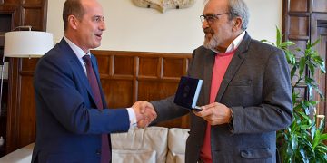 Rojo recibe a José Cernicharo, Premio Nacional de Investigación ‘Blas Cabrera’ por su contribución a nivel mundial en el campo de la astrofísica molecular