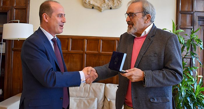 Rojo recibe a José Cernicharo, Premio Nacional de Investigación ‘Blas Cabrera’ por su contribución a nivel mundial en el campo de la astrofísica molecular