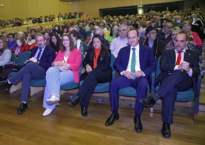El Gobierno regional reivindica el disfrute del ocio y la cultura de las personas mayores en el concierto de Mocedades en Guadalajara