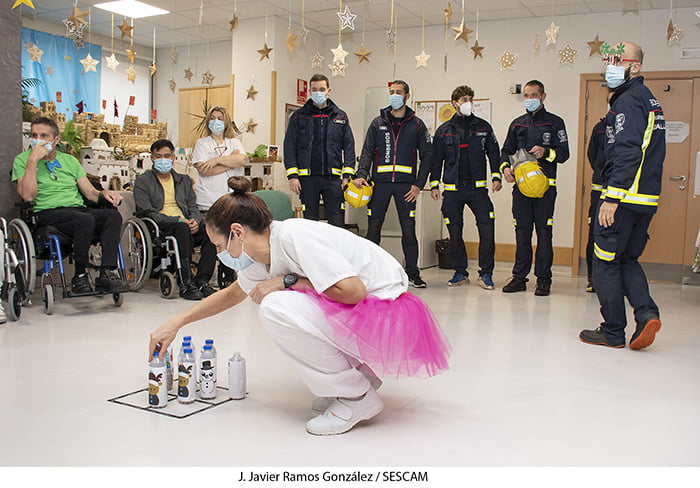 Los bomberos de Guadalajara visitan al Instituto de Enfermedades Neurológicas de Castilla-La Mancha (IEN