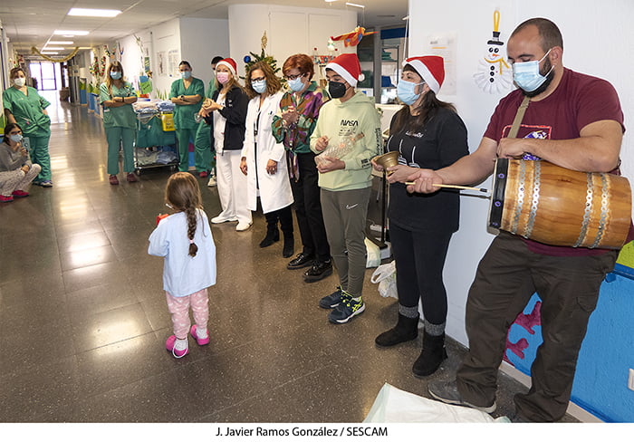 Miembros de la Asociación 'La Tradición Oral' visitan el Hospital Universitario de Guadalajara