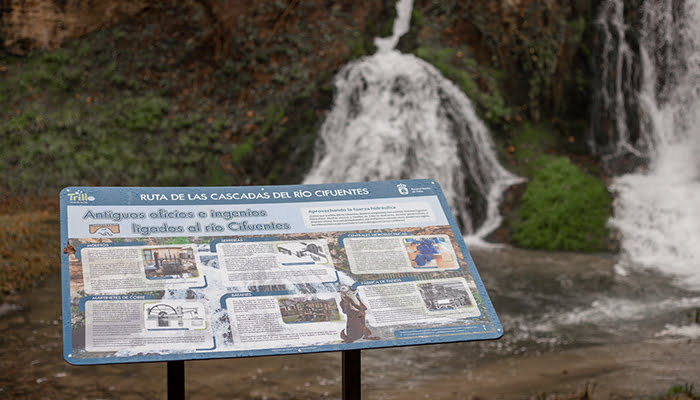Nuevos paneles informativos enriquecen la visita turística a la ruta de las cascadas del río Cifuentes a su paso por Trillo