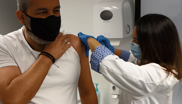 Comienza la vacunación frente a la Covid-19 y la gripe en el Hospital de Guadalajara