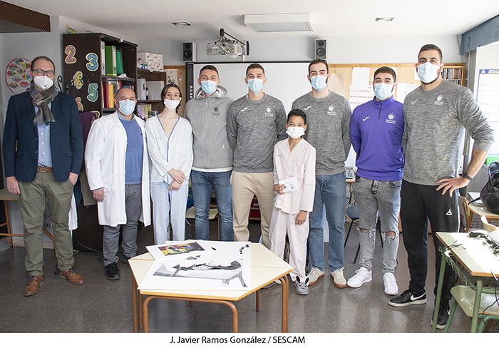 Jugadores del Cívitas Balonmano Guadalajara visitan el Hospital Universitario