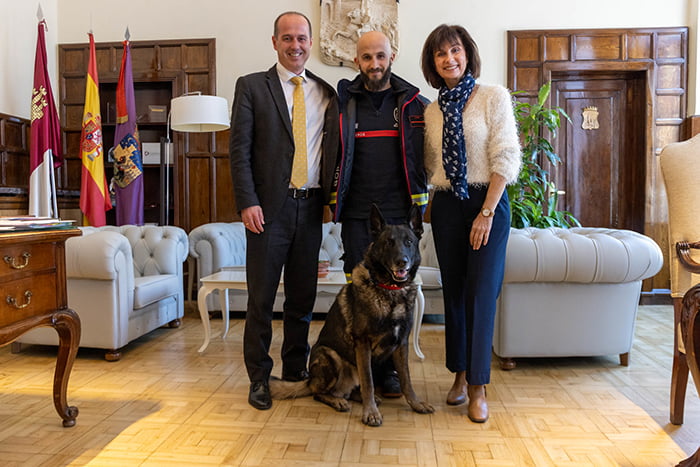 Alberto Rojo agradece al bombero, David Hernández, y su perro, Vito, el trabajo realizado tras el terremoto de Turquía