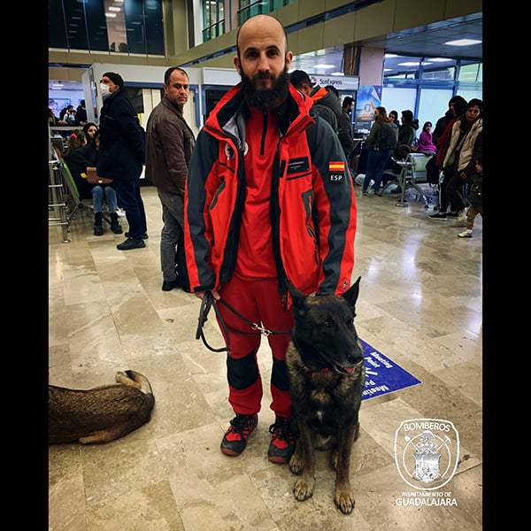 David y su perro Vito vuelven a Guadalajara de Turquía con la satisfacción de haber rescatado a dos personas