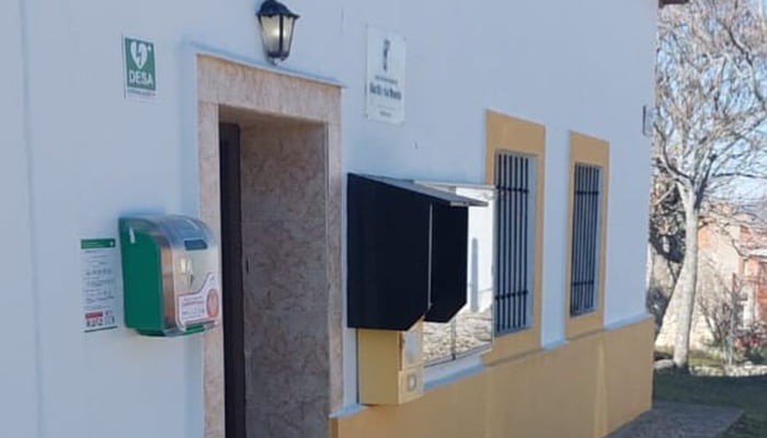 El Ayuntamiento de Pareja instala desfibriladores en todas las pedanías y urbanizaciones del municipio