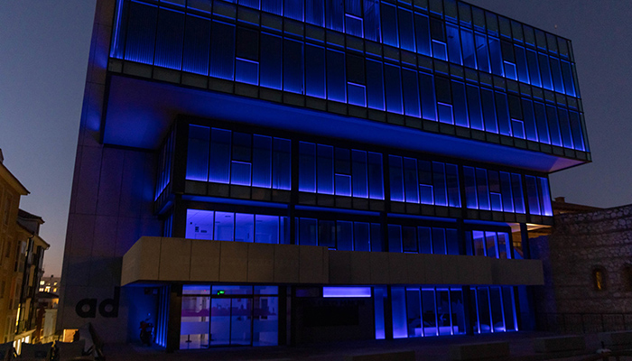 El edificio Arriaca Digital estrena una iluminación ornamental que ensalza el valor arquitectónico del entorno