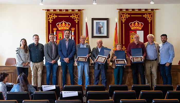 El Ayuntamiento de Trillo distingue y agradece su trabajo a los cuatro empleados municipales jubilados en la actual legislatura