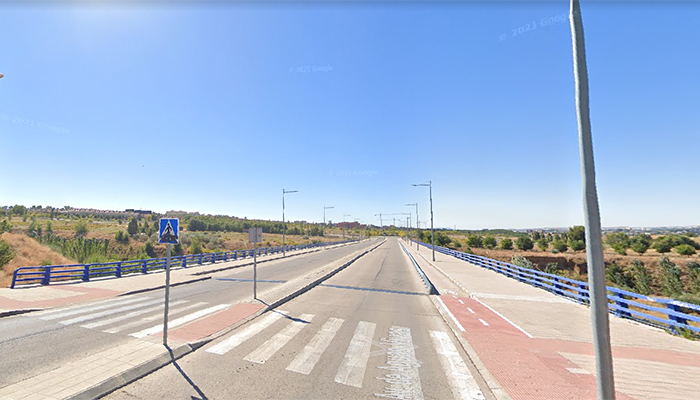 Cerrado el puente de la Avenida de Aguas Vivas tras detectarse un desplazamiento en uno de sus elementos