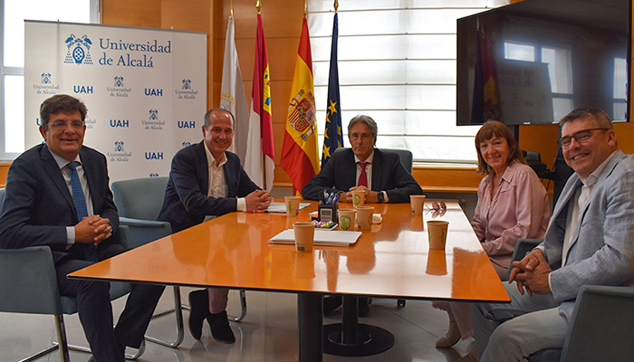 Alberto Rojo comparte con el rector de la Universidad de Alcalá medidas de dinamismo que afectarán a la Plaza de España, junto al campus