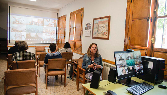 Las aulas digitales conectan los pueblos de Guadalajara para hablar del uso prudente de los medicamentos