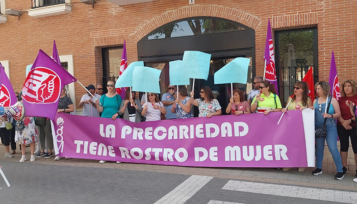 Las trabajadoras de la empresa Manserco se concentran a las puertas del Ayuntamiento de Alovera para denunciar la lamentable situación que viven día tras día