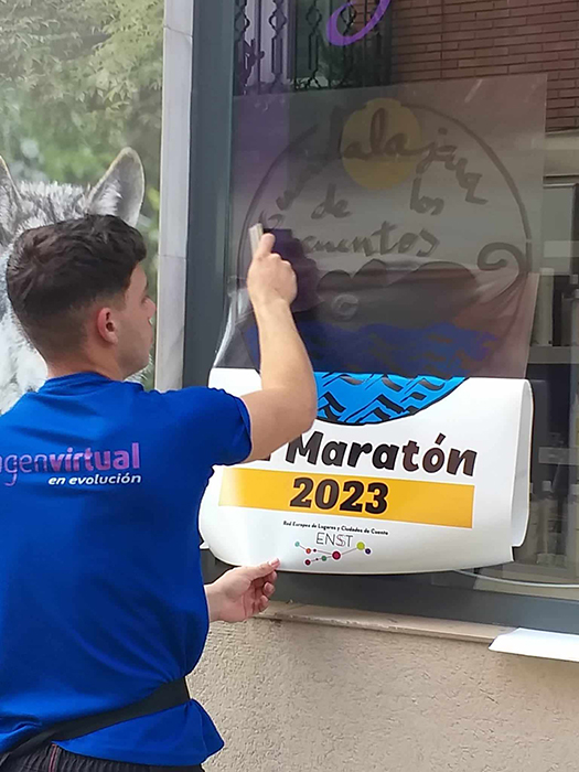 Los comerciantes de Guadalajara se suman a la celebración del Maratón con un vinilo en sus escaparates