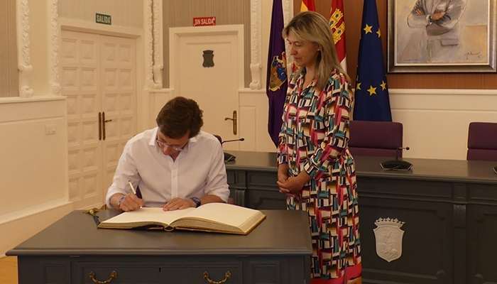 Guarinos recibe a Almeida “Un honor recibir en Guadalajara al alcalde de Madrid y volver a estrechar lazos de unión con la capital de España”