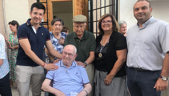 Román García comparte con los vecinos de Aranzueque el homenaje a Pedro Pérez y Sánchez, la persona de más edad de la localidad