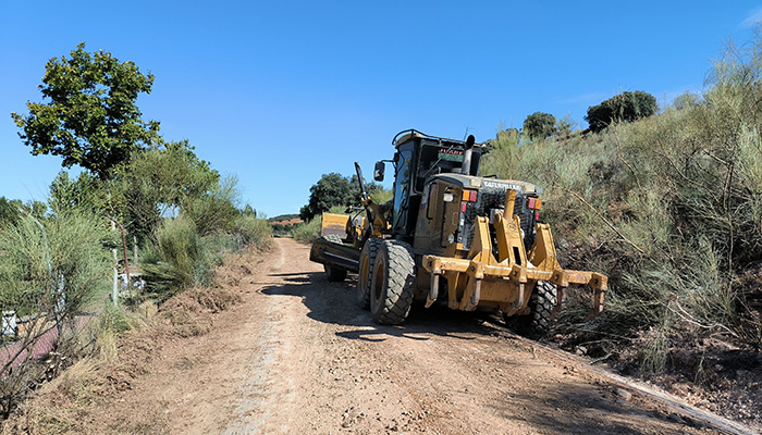 Trabajos de arreglo de caminos en Cabanillas, con el Plan de la Diputación