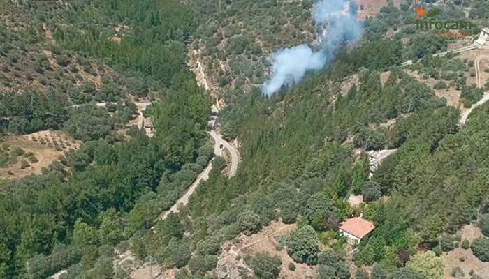 Un accidente de tráfico en Valdesotos con dos personas heridas provoca un incendio en el monte que ya está controlado