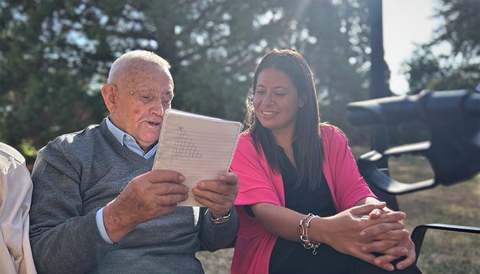 La consejera de Bienestar Social felicita al primer usuario centenario de la residencia de mayores de Maranchón