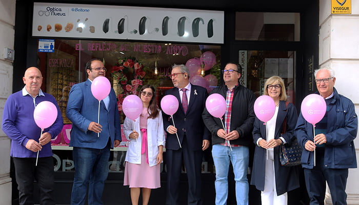 El tejido comercial de Guadalajara ‘abre los ojos al rosa’ para concienciar sobre el cáncer de mama