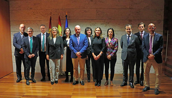 El Gobierno regional y el Consejo de Colegios de Farmacéuticos de Castilla-La Mancha firman un convenio para la entrega de medicamentos de dispensación hospitalaria en zonas de despoblación